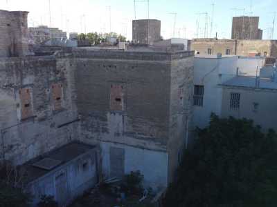 Un vero e proprio delitto insomma, perch� qui non parliamo solo di uno splendido stabile, ma anche di un pezzo di storia barese. Nel XVII secolo il Casamassimi divenne infatti sede del primo tribunale cittadino. E pare fosse collegato direttamente al Castello Normanno-Svevo, un tempo utilizzato come carcere
